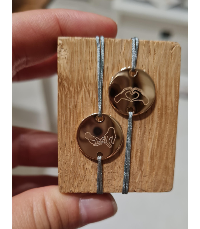 Médaille Gravée Coeur Avec les Mains